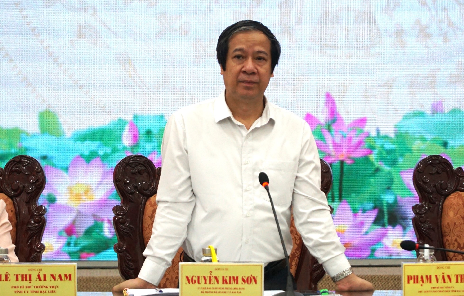 Bộ trưởng Bộ Giáo dục Đào tạo Nguyễn Kim Sơn Trưởng đoàn công tác Chính phủ cho rằng hai ngành kinh tế chủ lực của tỉnh Bạc Liêu là cây lúa, con tôm đang đứng trước thách thức lớn về biến đổi khí hậu.Ảnh: Nhật Hồ