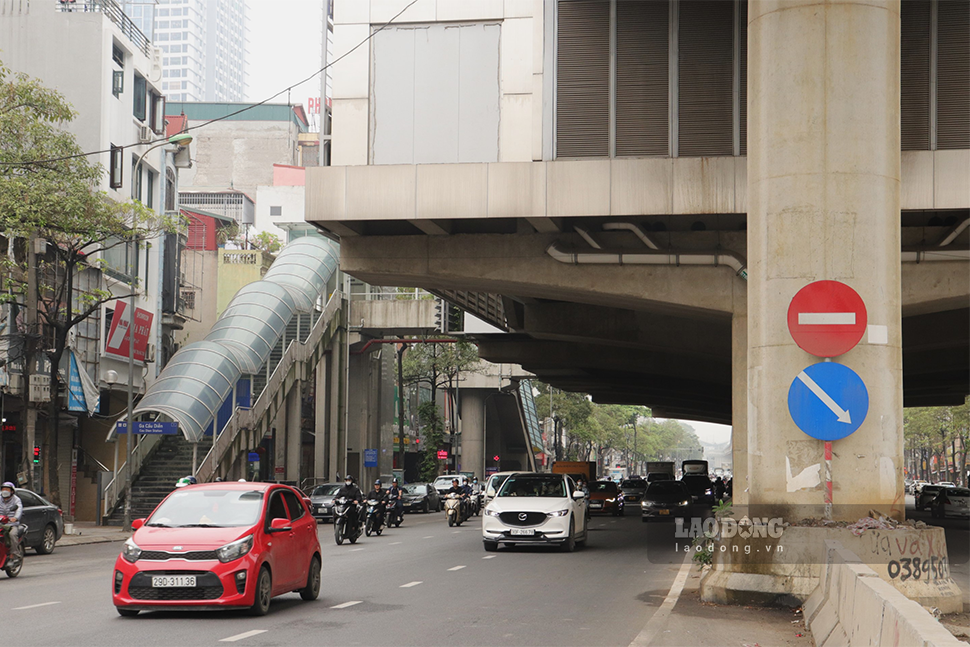 Dự án Metro Nhổn – ga Hà Nội được khởi công vào tháng 9/2010, dự kiến sẽ hoàn thành trong năm 2022 với tổng chiều dài 12,5km với 12 nhà ga, 1 depot rộng 15,5 ha và 10 đoàn tàu. Tuy nhiên cho đến nay vẫn chưa thể đi vào vận hành khai thác khi khối lượng thi công của các nhà thầu mới đạt 74,38% theo khối lượng hợp đồng xây dựng.