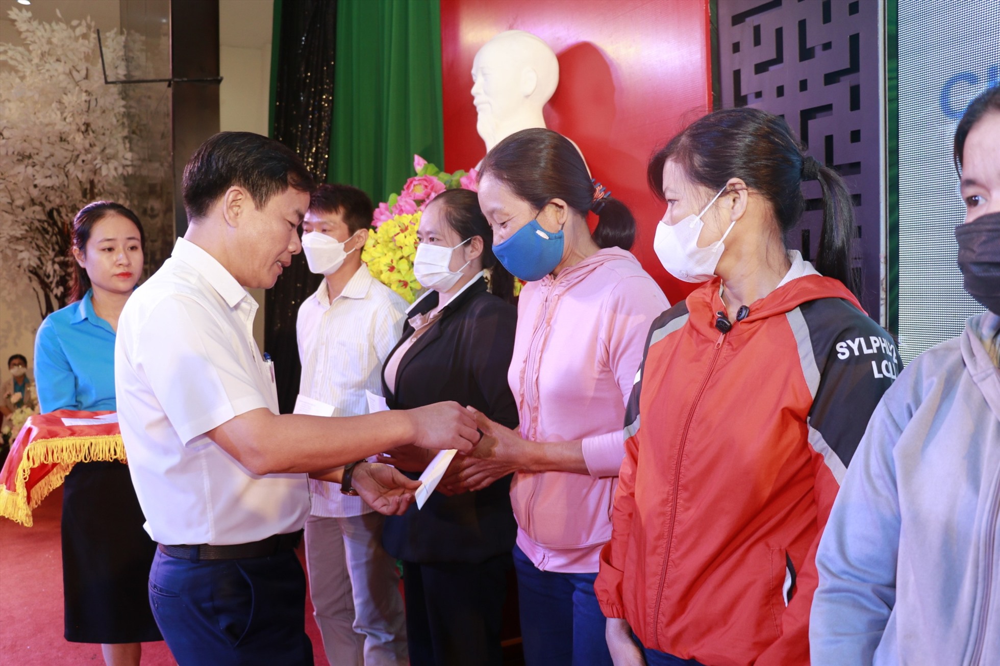 Ông Nguyễn Văn Phương - Chủ tịch UBND tỉnh Thừa Thiên Huế tặng quà cho đoàn viên, người lao động có hoàn cảnh khó khăn. Ảnh: Nguyễn Luân.