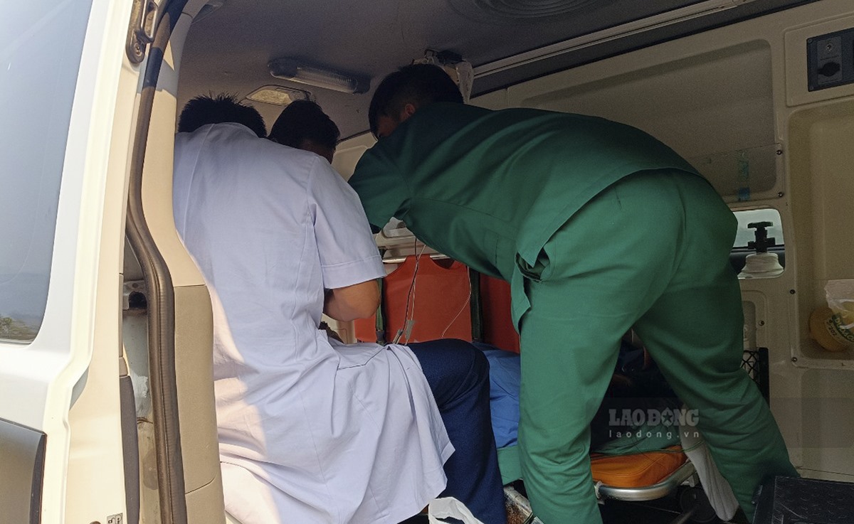 Bệnh nhân M trong tình trạng nguy kịch và liên tục phải cấp cứu trên đường di chuyển.