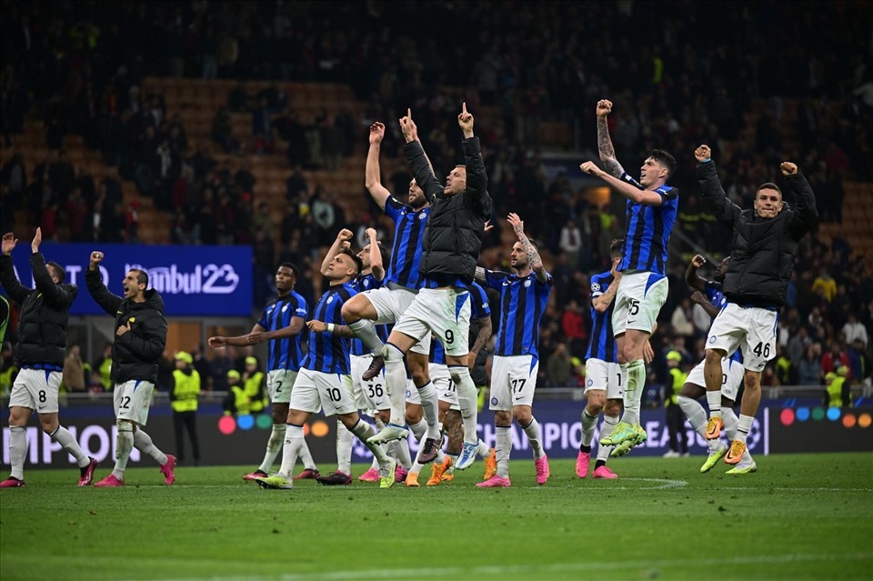 Các cầu thủ Inter ăn mừng sau chiến thắng 2-0 trước AC Milan.  Ảnh: AFP