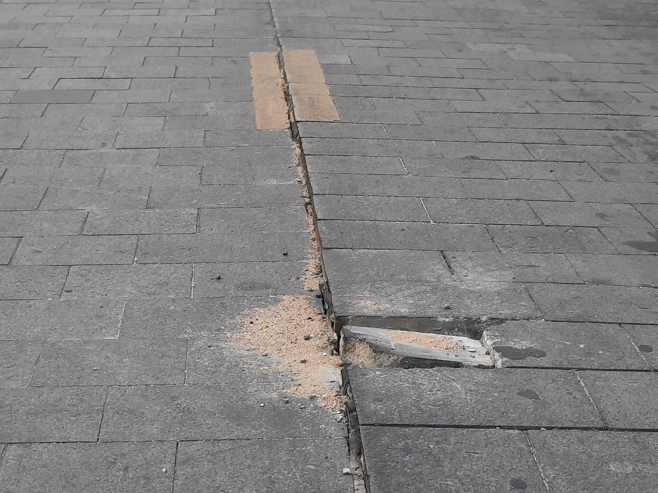 Tuy nhiên, khi tuyến phố đi bộ này vừa được khai trương khoảng hơn 1 tháng thì xảy ra hiện tượng đá lát mặt đường một số nơi bị bong rộp khỏi lớp bê tông nền.