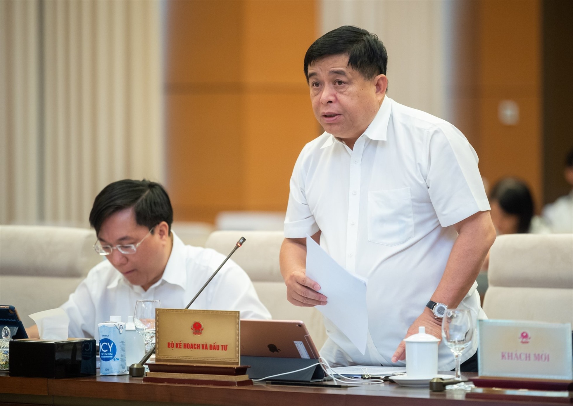 Bộ trưởng Bộ Kế hoạch và Đầu tư Nguyễn Chí Dũng trình bày tờ trình. Ảnh: Phạm Thắng/QH