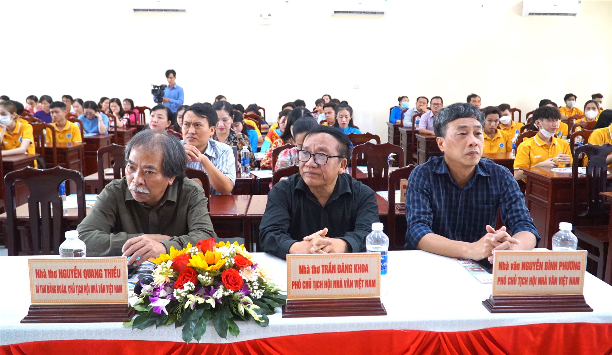 Lần đầu tiên Chủ tịch, hai Phó chủ tịch Hội Nhà văn Việt Nam có mặt giao lưu với Trường Cao đẳng Kinh tế Kỹ thuật tỉnh Bạc Liêu. Ảnh: Nhật Hồ
