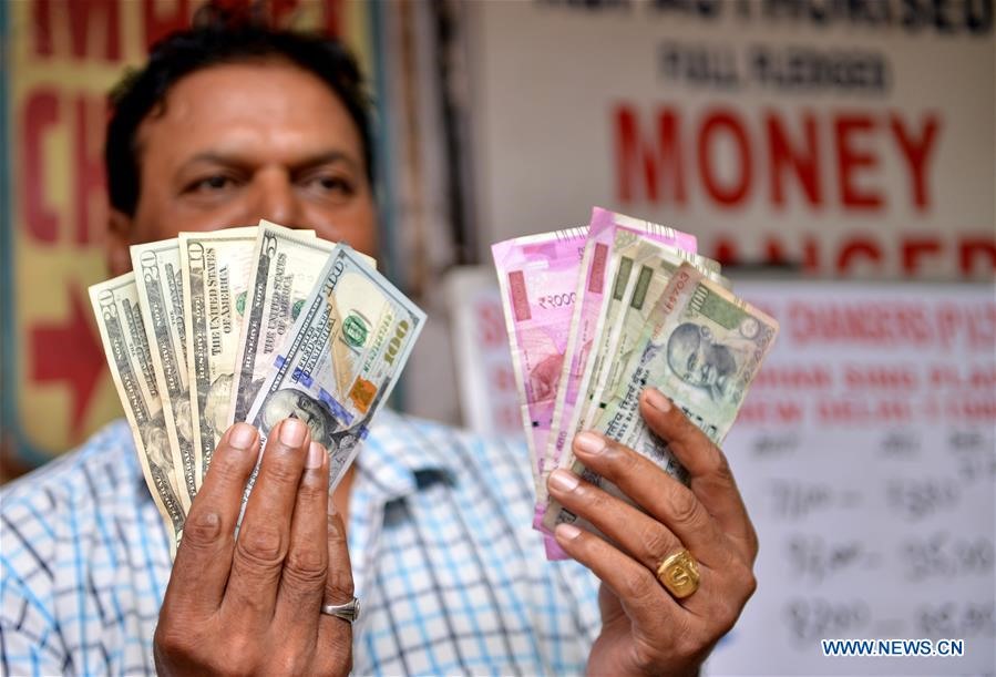 Một cửa hàng đổi tiền ở New Delhi, Ấn Độ. Ảnh: Xinhua