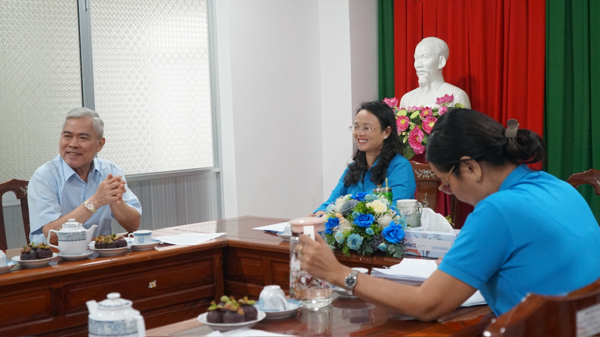 Chủ tịch LĐLĐ TP. Cần Thơ - bà Lê Thị Sương Mai cùng các đại biểu thảo luận, góp ý dự thảo