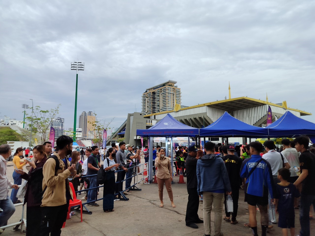 Khán giả đang đến sân xem trận bán kết nữ SEA Games 32 giữa tuyển nữ Việt Nam và Campuchia. Ảnh: Nguyễn Đăng