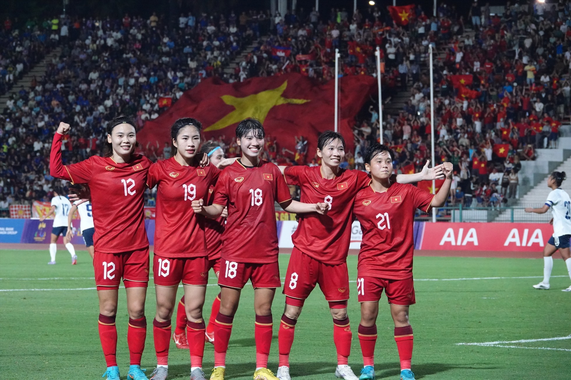 Thùy Trang ghi bàn trên chấm 11m, tuyển nữ Việt Nam có bàn thắng thứ ba. Ảnh: Đăng Văn