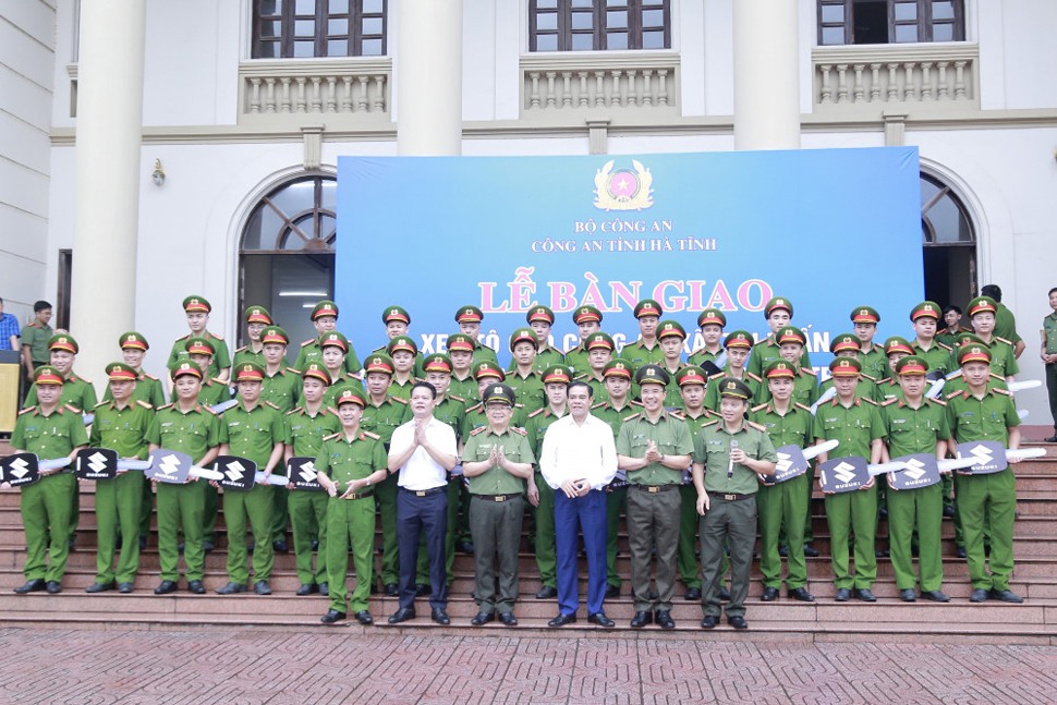 Dịp này Bộ Công an cũng bàn giao 132 xe ôtô trang cấp cho công an xã, thị trấn ở Hà Tĩnh. Ảnh Công an cung cấp.