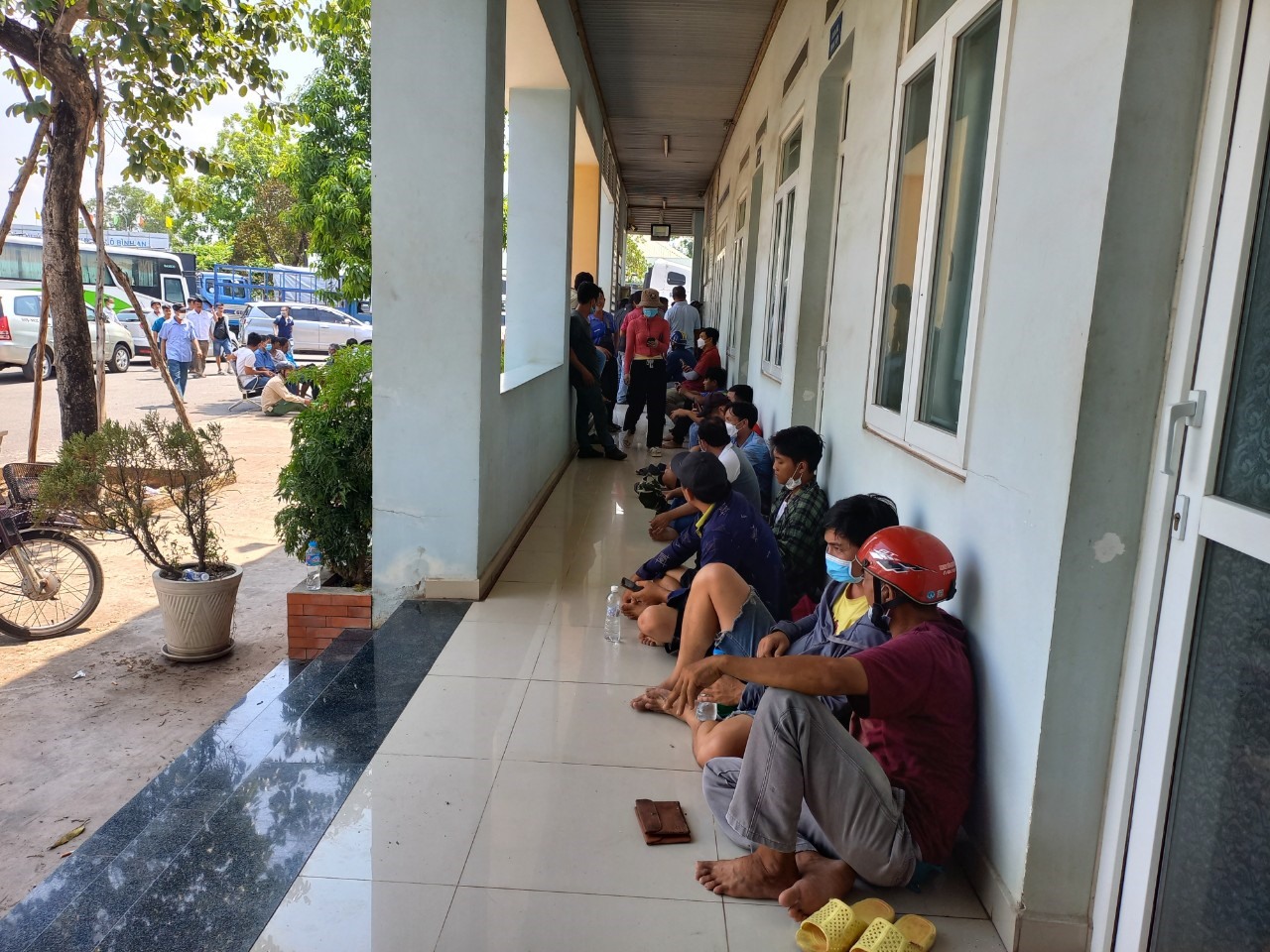 Xếp hàng chờ đăng kiểm tại một trung tâm đăng kiểm ở TP Biên Hoà. Ảnh: Hà Anh Chiến
