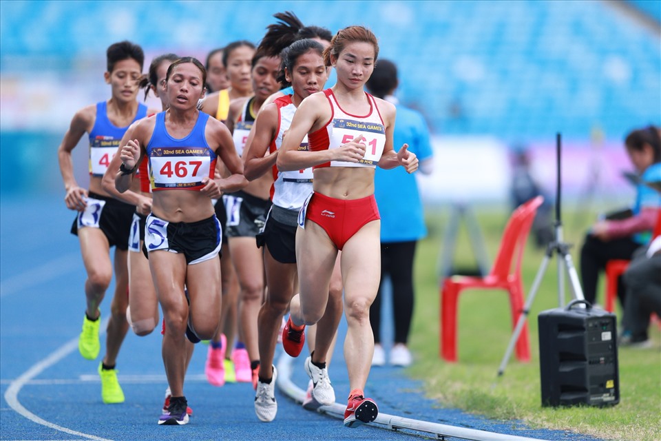 Nguyễn Thị Oanh và Hồng Lệ tranh tài nội dung chạy 10.000m cùng 11 vận động viên khác. Mang số đeo 561, cô gái vàng của thể thao Việt Nam lập tức vượt lên dẫn đầu, Hồng Lệ cũng theo sát phía sau.