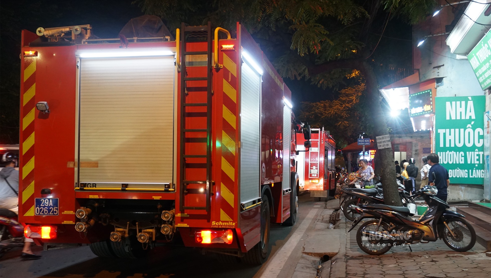 Lực lượng Cảnh sát Phòng cháy chữa cháy và Cứu nạn cứu hộ (PCCC&CNCH) Công an quận Đống Đa nhanh chóng điều động xe chữa cháy tới hiện trường.