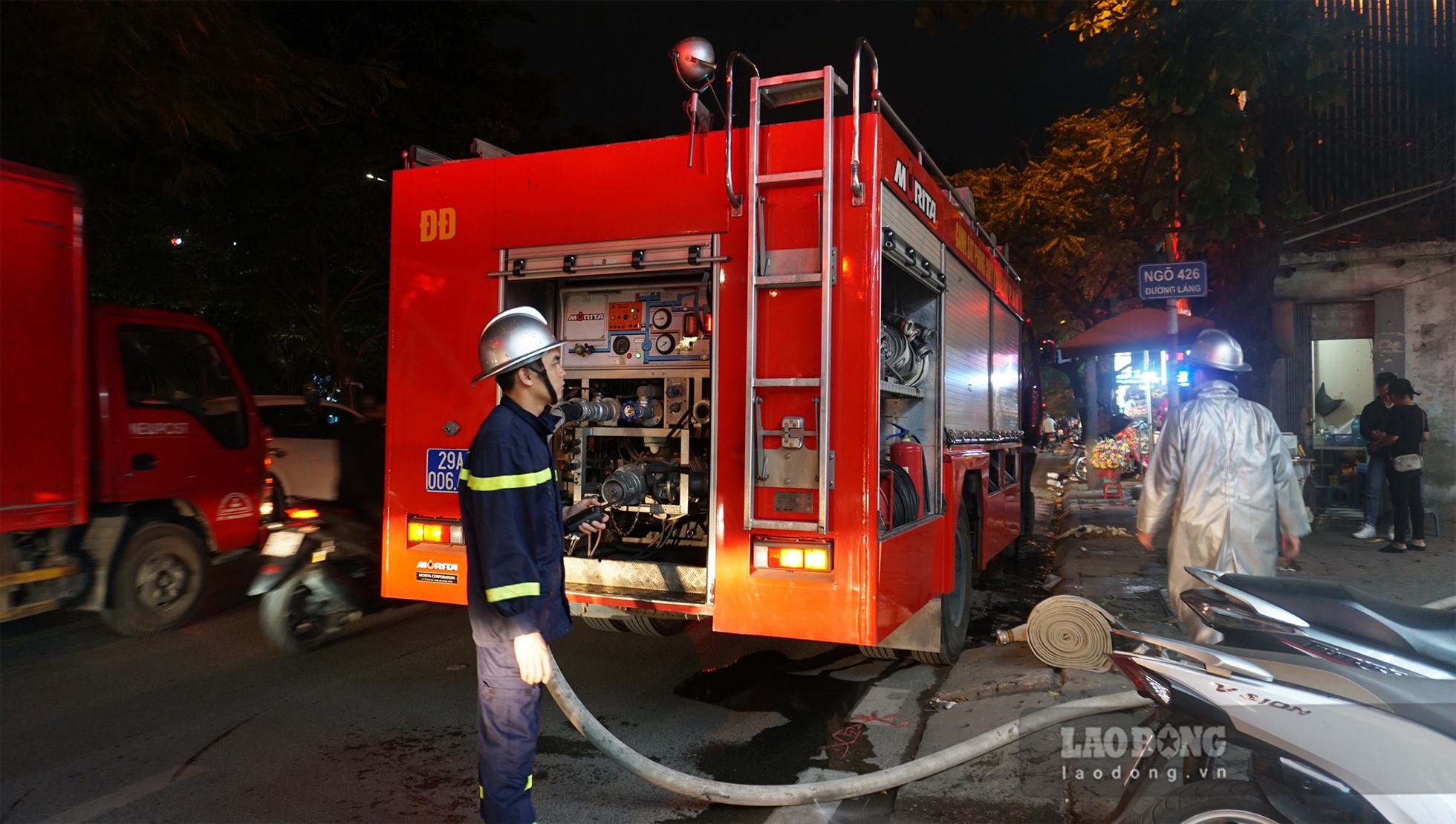 Lực lượng chức năng nhanh chóng triển khai phương án chữa cháy và chống cháy lan sang các khu vực khác của đám cháy.