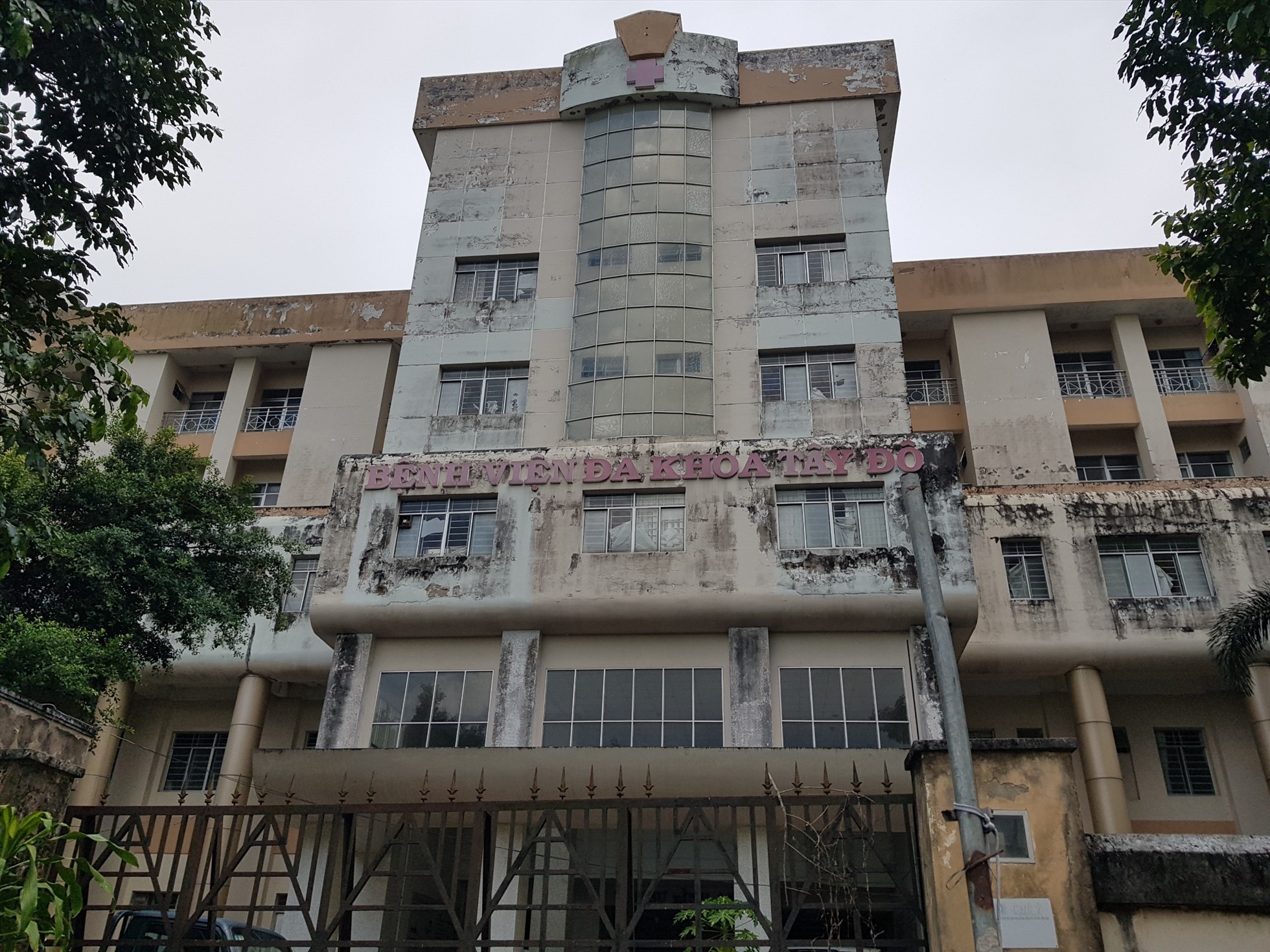 Ghi nhận của Báo Lao Động, trên địa bàn thành phố Cần Thơ hiện nay có hàng loạt trụ sở cũ, nhà khách, bệnh viện,… bị bỏ hoang.