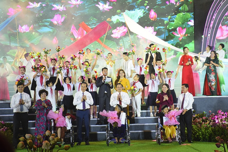 Các đồng chí lãnh đạo Trung ương, lãnh đạo tỉnh tặng hoa và quà cho các Bà Mẹ Việt Nam Anh hùng. Ảnh: Quỳnh Trang