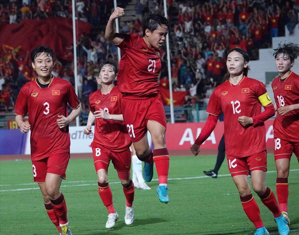 Phút 20, tuyển nữ Việt Nam ghi bàn khai thông thế bế tắc. Ngân Thị Vạn Sự đánh đầu đẹp mắt, sau đường chuyền của Thái Thị Thảo. Đây là trận đấu thứ 3 liên tiếp Vạn Sự ghi bàn vào lưới tuyển Campuchia trong lần gặp đội bóng này, sau SEA Games 31 và AFF Cup 2022.