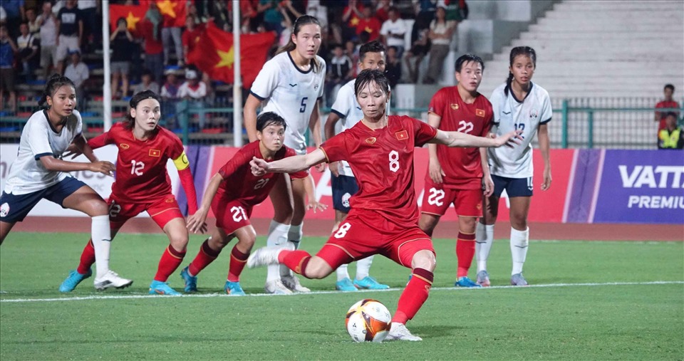 Trước khi hiệp 1 khép lại, tuyển nữ Việt Nam được hưởng phạt đền sau khi Thái Thị Thảo bị phạm lỗi trong vòng cấm. Trên chấm 11m, tiền vệ Trần Thị Thuỳ Trang dễ dàng ghi bàn nâng tỉ số lên 3-0.