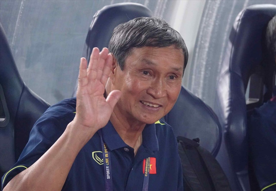 Huấn luyện viên Mai Đức Chung khá thoải mái trước khi trận bán kết bắt đầu. Đội hình tuyển Việt Nam vốn rất đồng đều, sự chênh lệch giữa các vị trí không lớn, nên ông tự tin vào chiến thắng cho đội nhà.