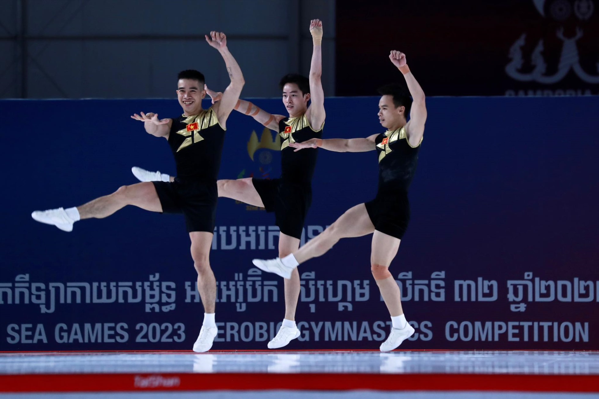 Huy chương vàng đồng đội nhóm 3 nam của Aerobic Việt Nam. Ảnh: Thanh Vũ