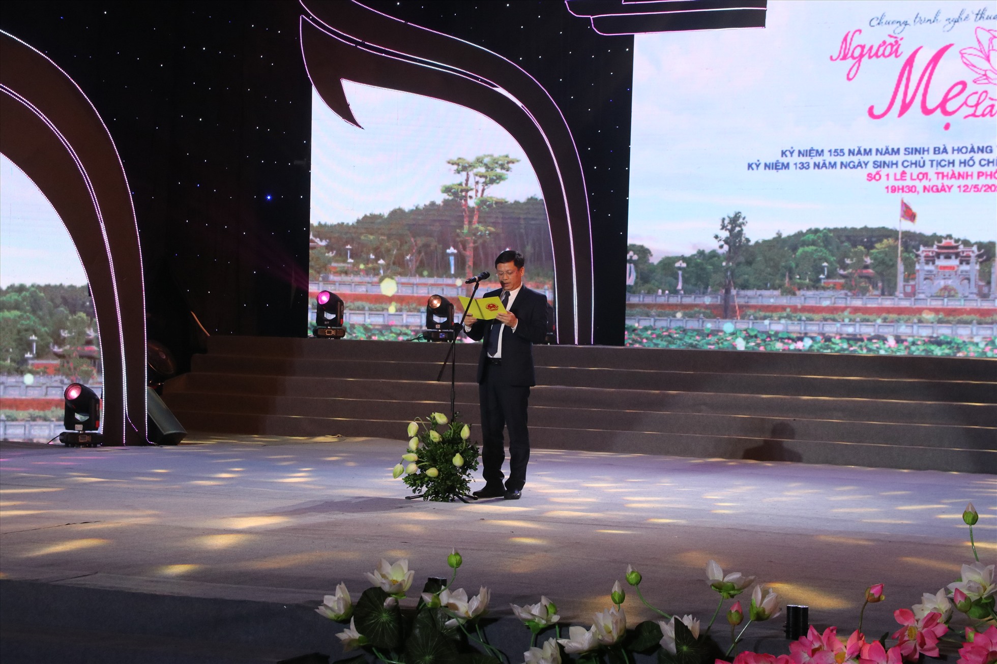 Ông Nguyễn Thanh Bình – Phó chủ tịch tỉnh Thừa Thiên Huế phát biểu tại chương trình nghệ thuật “Người mẹ Làng Sen” tại điểm cầu Thừa Thiên Huế.