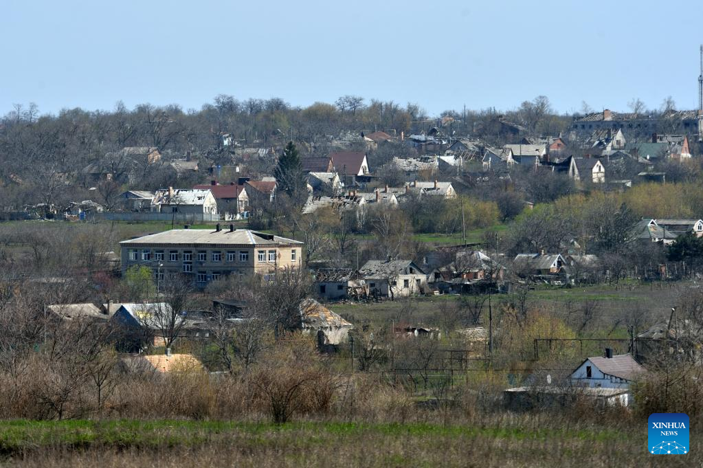 Những ngôi nhà bị phá huỷ gần Bakhmut, Ukraina. Ảnh: Xinhua