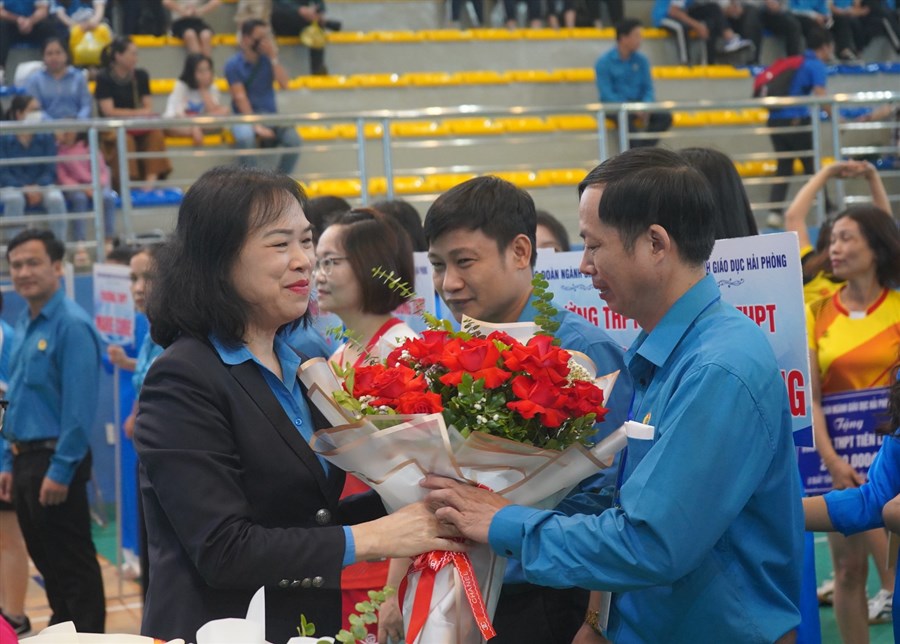 Đại diện lãnh đạo Liên đoàn Lao động TP.Hải Phòng tặng hoa, cờ lưu niệm cho các đội tham gia Giải bóng chuyền Công đoàn ngành Giáo dục thành phố. Ảnh: Mai Dung