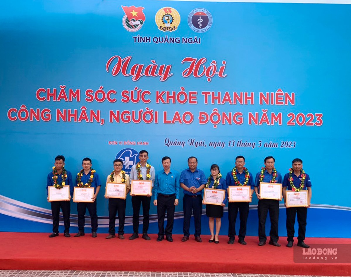 Tỉnh đoàn, Hội LHTN Việt Nam tỉnh cũng quyết định tuyên dương, khen thưởng cho 10 gương thanh niên công nhân tiêu biểu tỉnh Quảng Ngãi năm 2023. Ảnh: Ngọc Viên