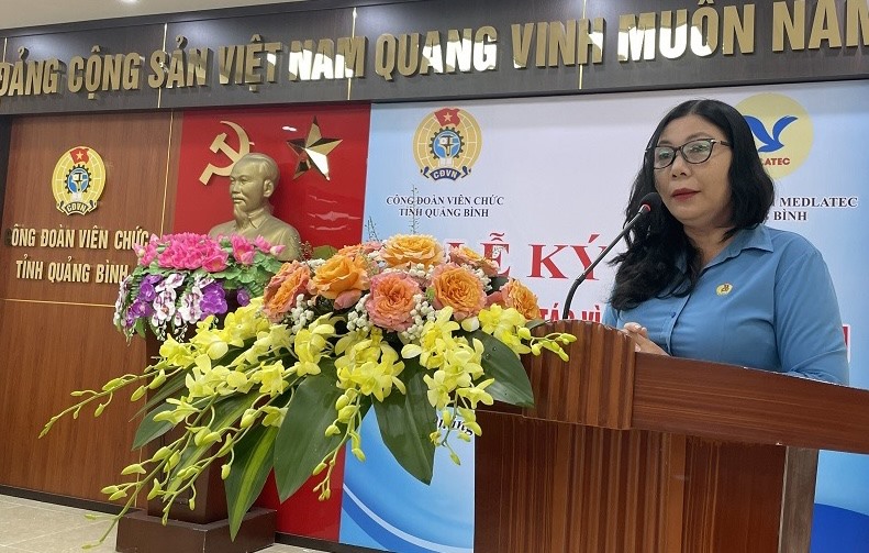 Bà Ngô Thị Mỹ Bình - Chủ tịch Công đoàn viên chức tỉnh Quảng Bình phát biểu tại lễ ký kết. Ảnh: Hồng Thiệu