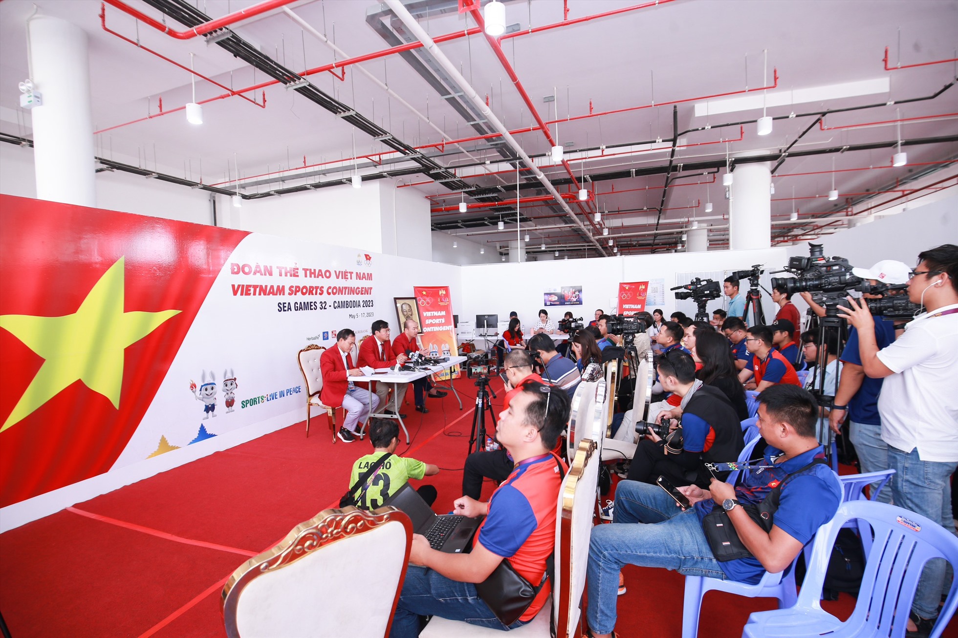 Lãnh đạo Đoàn thể thao Việt Nam tại SEA Games 32 tổ chức buổi gặp mặt báo chí tại Làng vận động viên của Đại hội. Ảnh: Bùi Lượng