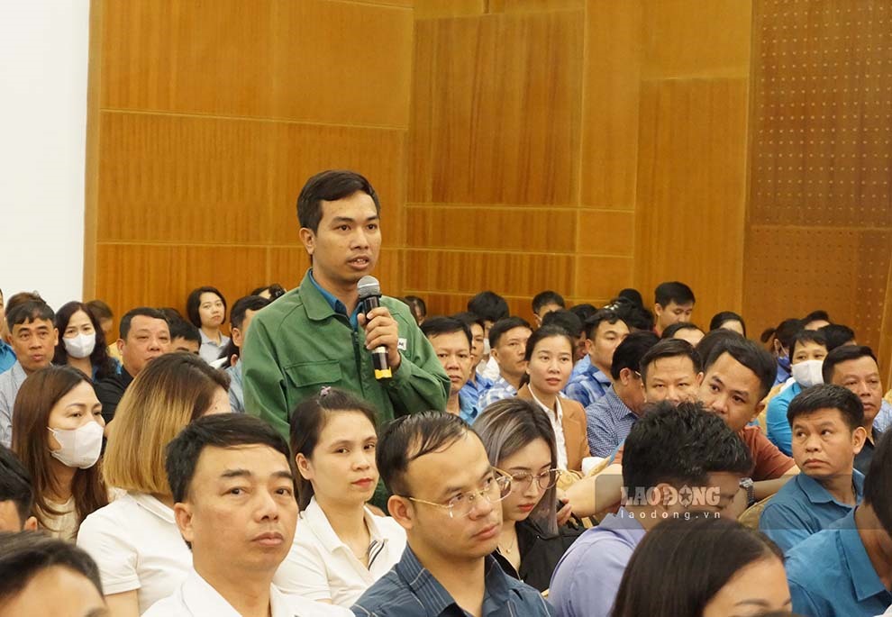 Cử tri là công nhân chi nhánh Công ty TNHH Yazaki Hải Phòng tại Quảng Ninh, KCN Đông Mai phát biểu ý kiến. Ảnh: Đoàn Hưng