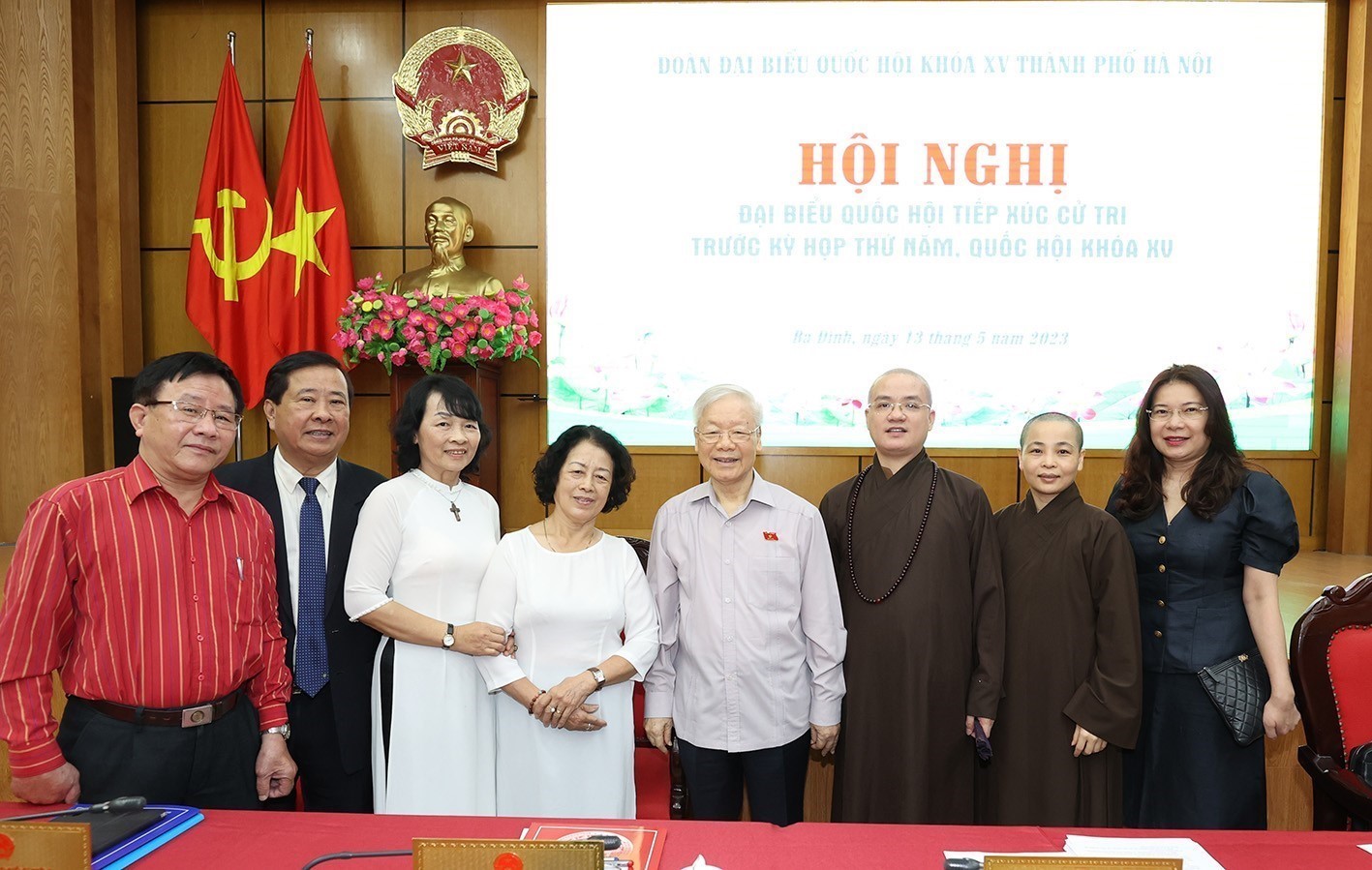 Tổng Bí thư Nguyễn Phú Trọng và các cử tri. Ảnh: TTXVN
