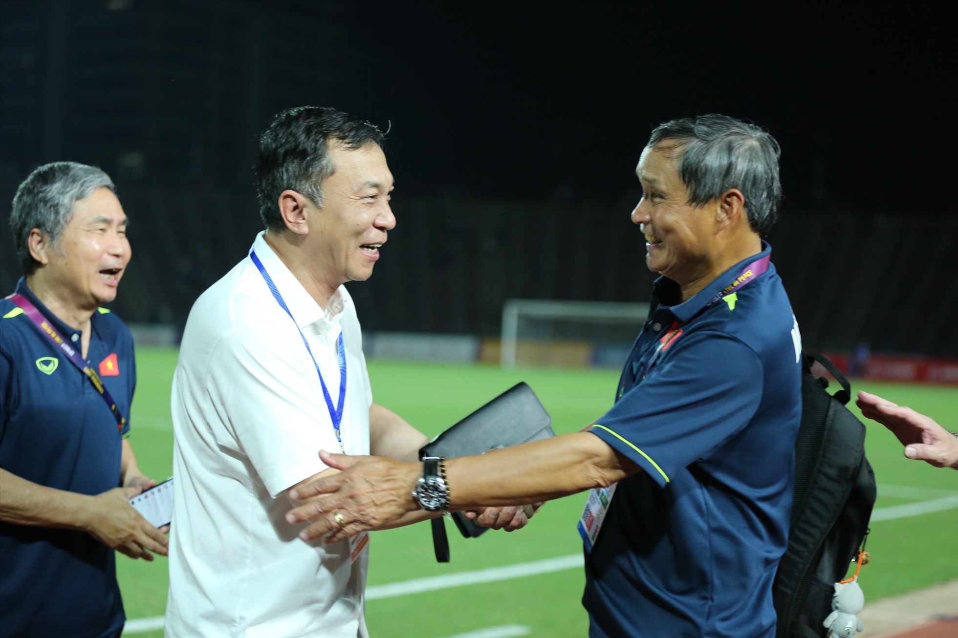 Chủ tịch Trần Quốc Tuấn chúc mừng huấn luyện viên Mai Đức Chung.