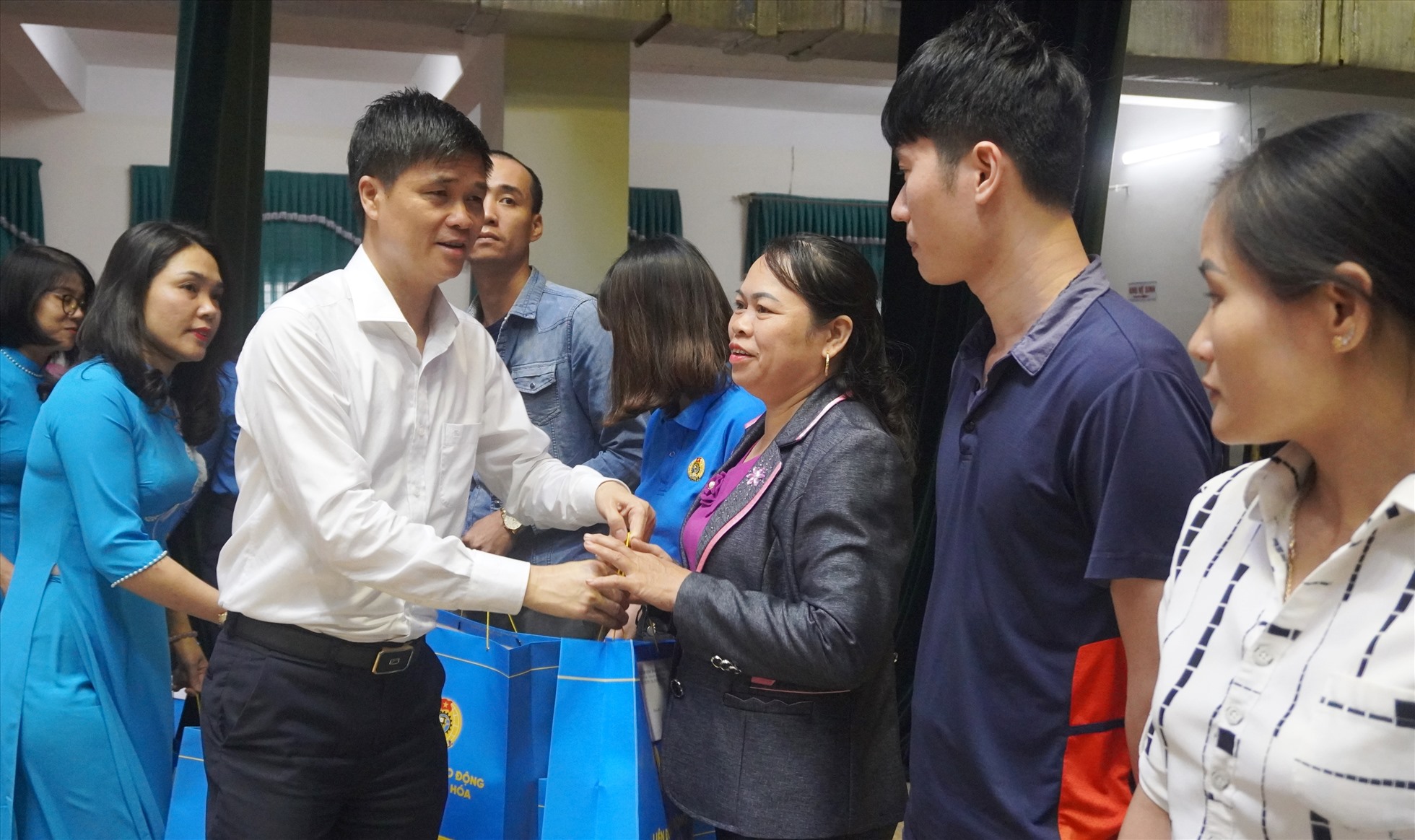 Đại diện lãnh đạo Tổng LĐLĐ Việt Nam và Tỉnh ủy Thanh Hóa trao quà cho công nhân lao động gặp khó khăn. Ảnh: Quách Du