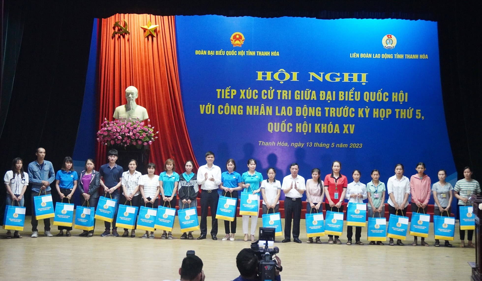 Đại diện lãnh đạo Tổng LĐLĐ Việt Nam và Tỉnh ủy Thanh Hóa trao quà cho công nhân lao động gặp khó khăn. Ảnh: Quách Du