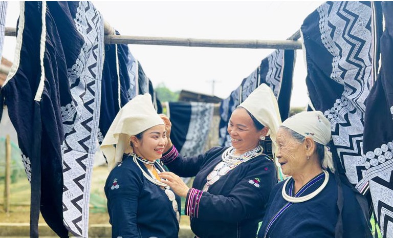 Nhiều phụ nữ Dao tiền ở Tân An (Chiêm Hoá) đã hiểu rõ về tầm quan trọng của việc gìn giữ nghề dệt truyền thống.