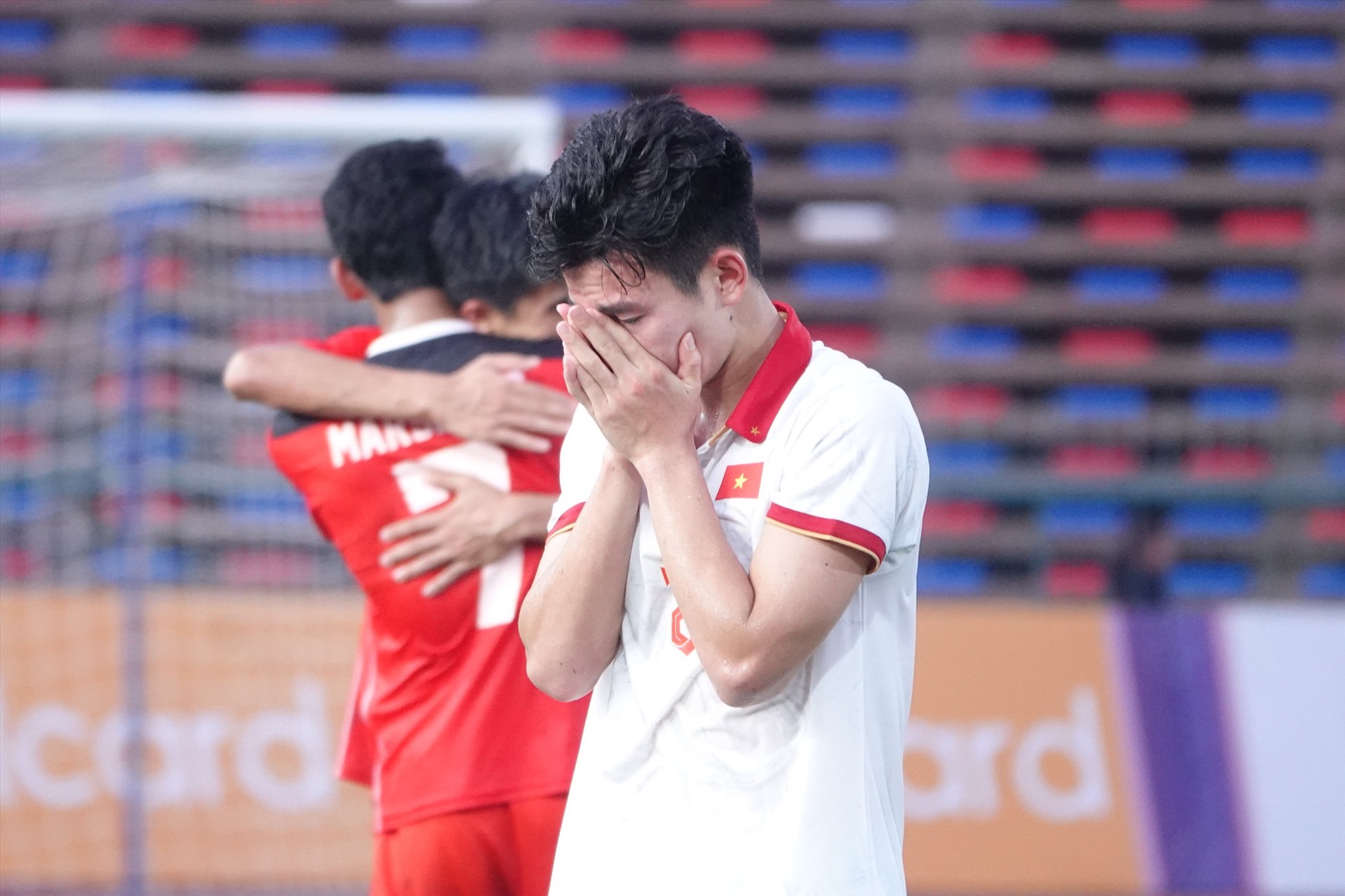 Nỗi buồn của các cầu thủ và Ban huấn luyện U22 Việt Nam. Ảnh: Đăng Văn