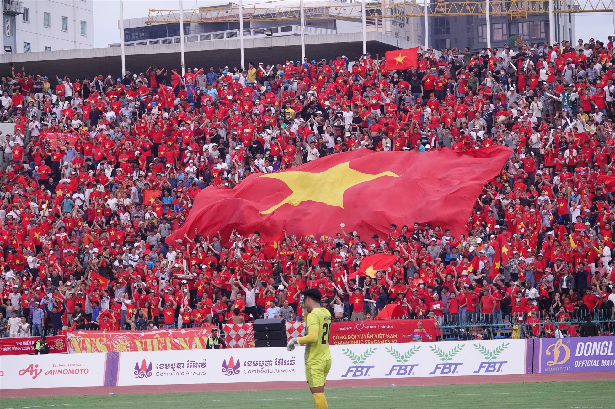 U22 Việt Nam có bàn gỡ hòa 2-2 và niềm vui của cổ động viên trên sân Olimpic. Ảnh: Đăng Văn