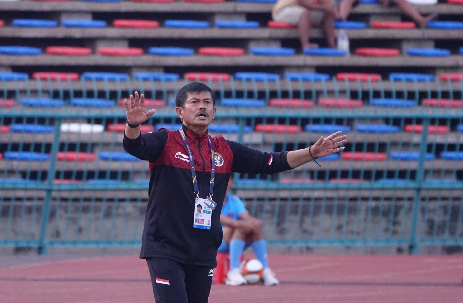 Huấn luyện viên Indra Sjafri đang yêu cầu cầu thủ U22 Indonesia giảm nhịp độ trận đấu. Ảnh: Đăng Văn