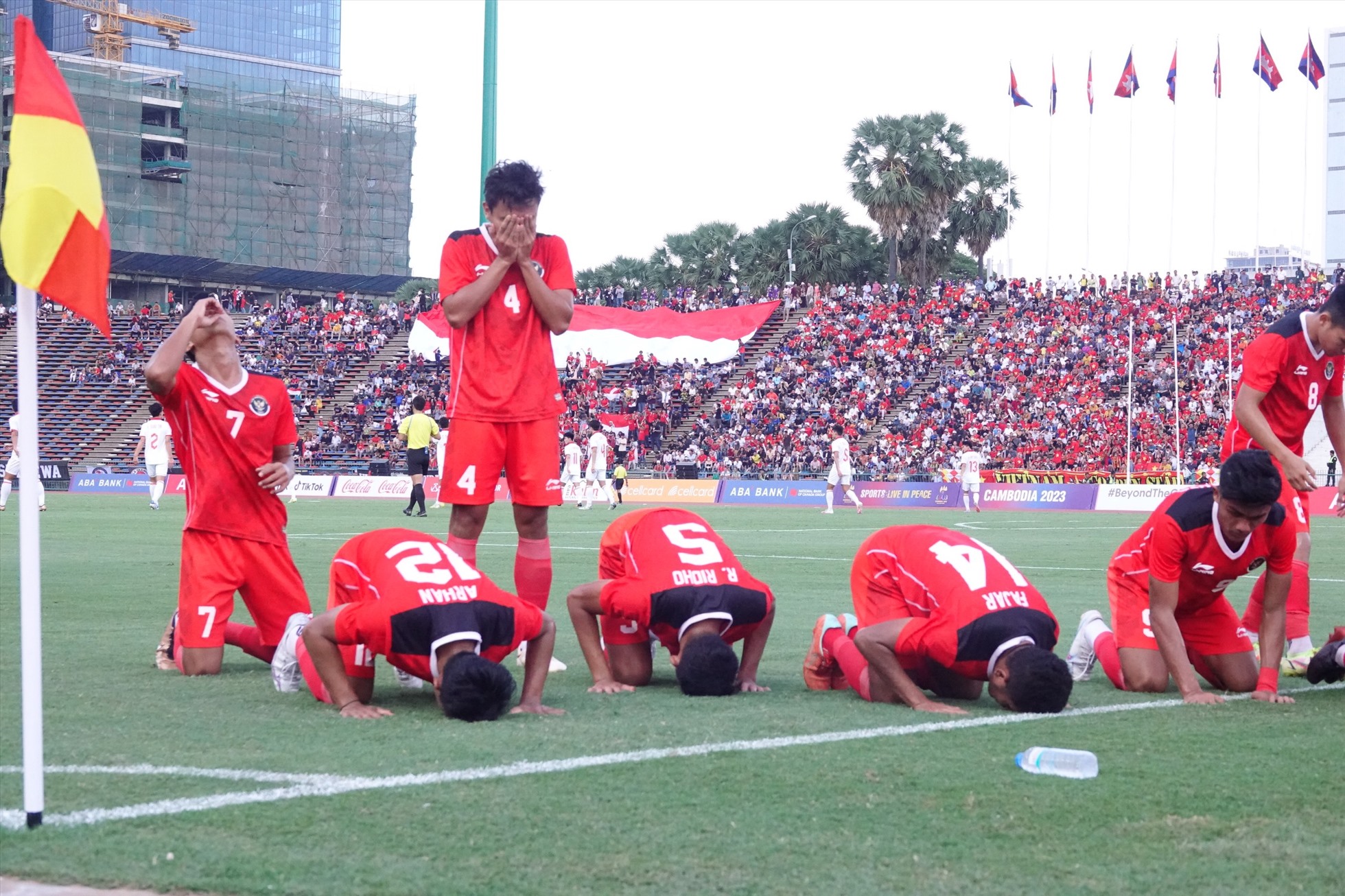 Các cầu thủ U22 Indonesia ăn mừng bàn thắng mở tỉ số. Ảnh: Thanh Vũ