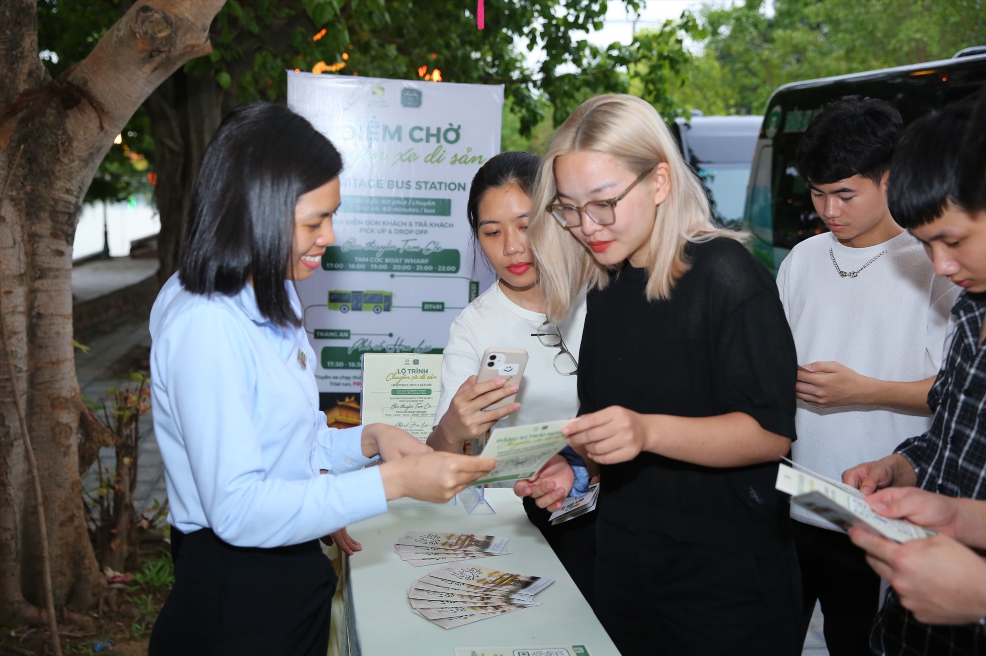 Tư vấn cho khách hàng sử dụng dịch vụ “Chuyến xe di sản” miễn phí. Ảnh: Diệu Anh