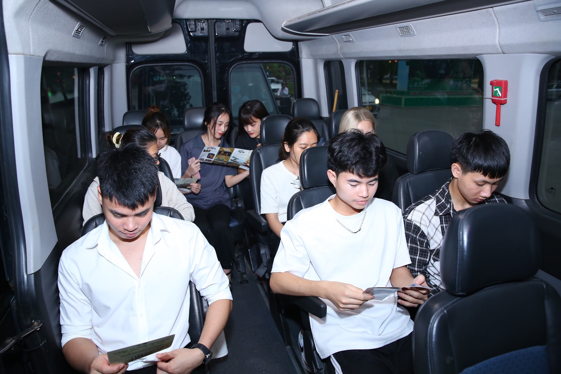 Những vị khách đầu tiên sử dụng dịch vụ xe bus miễn phí. Ảnh: Diệu Anh