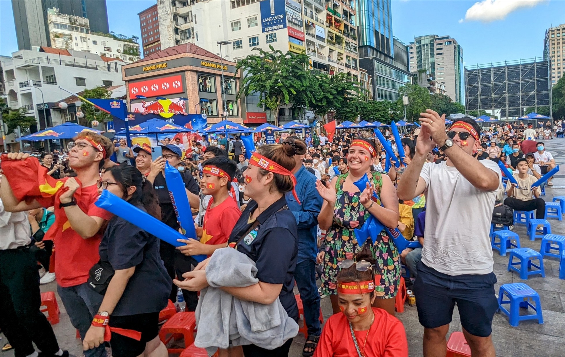 Không chỉ có cổ động viên Việt Nam, nhiều du khách nước ngoài cũng hào hứng nán lại ủng hộ U22 Việt Nam.