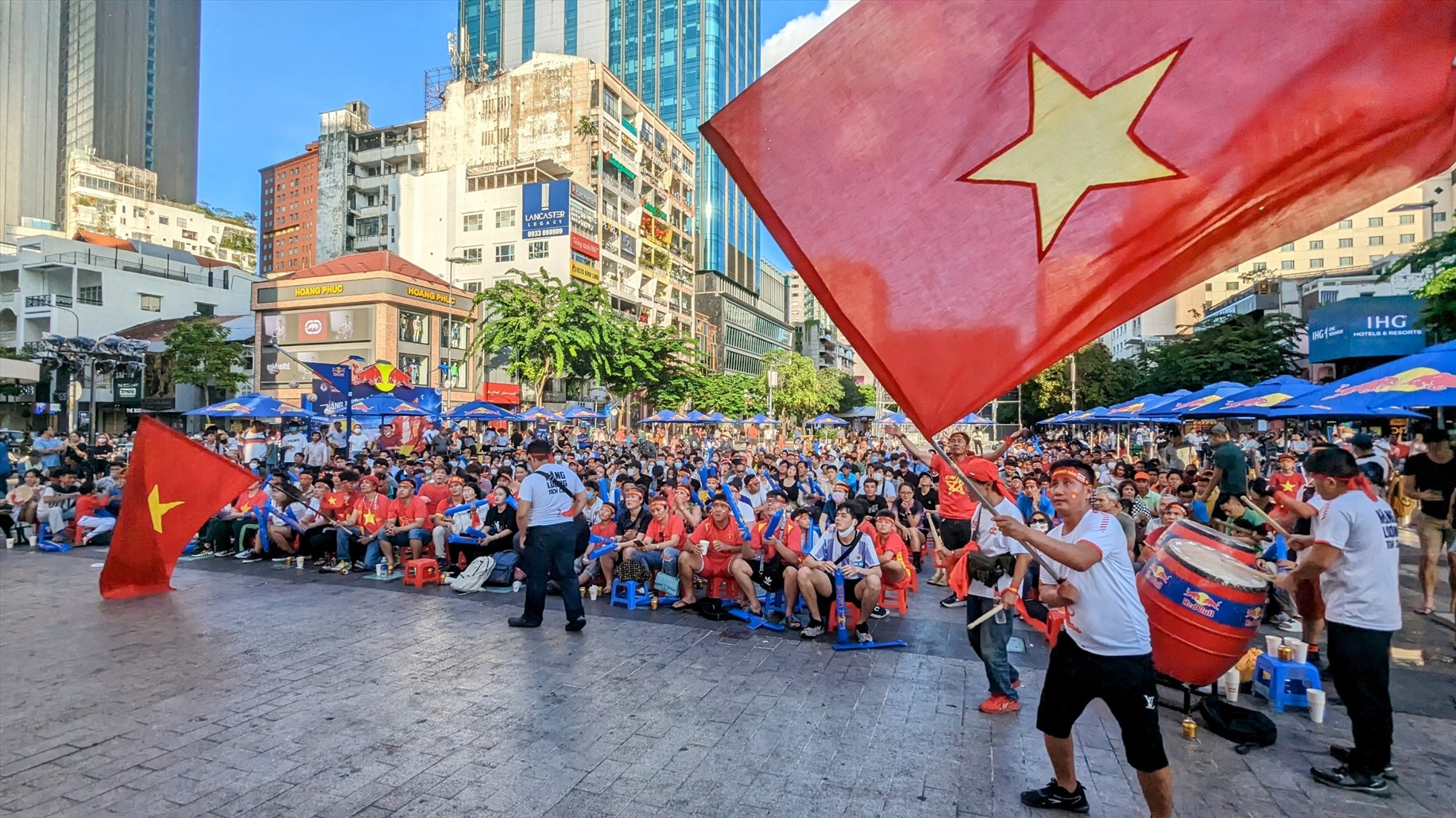 Theo ghi nhận của Phóng viên Lao Động, nhiều cổ động viên đã đội nắng, có mặt tại phố đi bộ Nguyễn Huệ để cổ vũ cho đội tuyển Việt Nam.