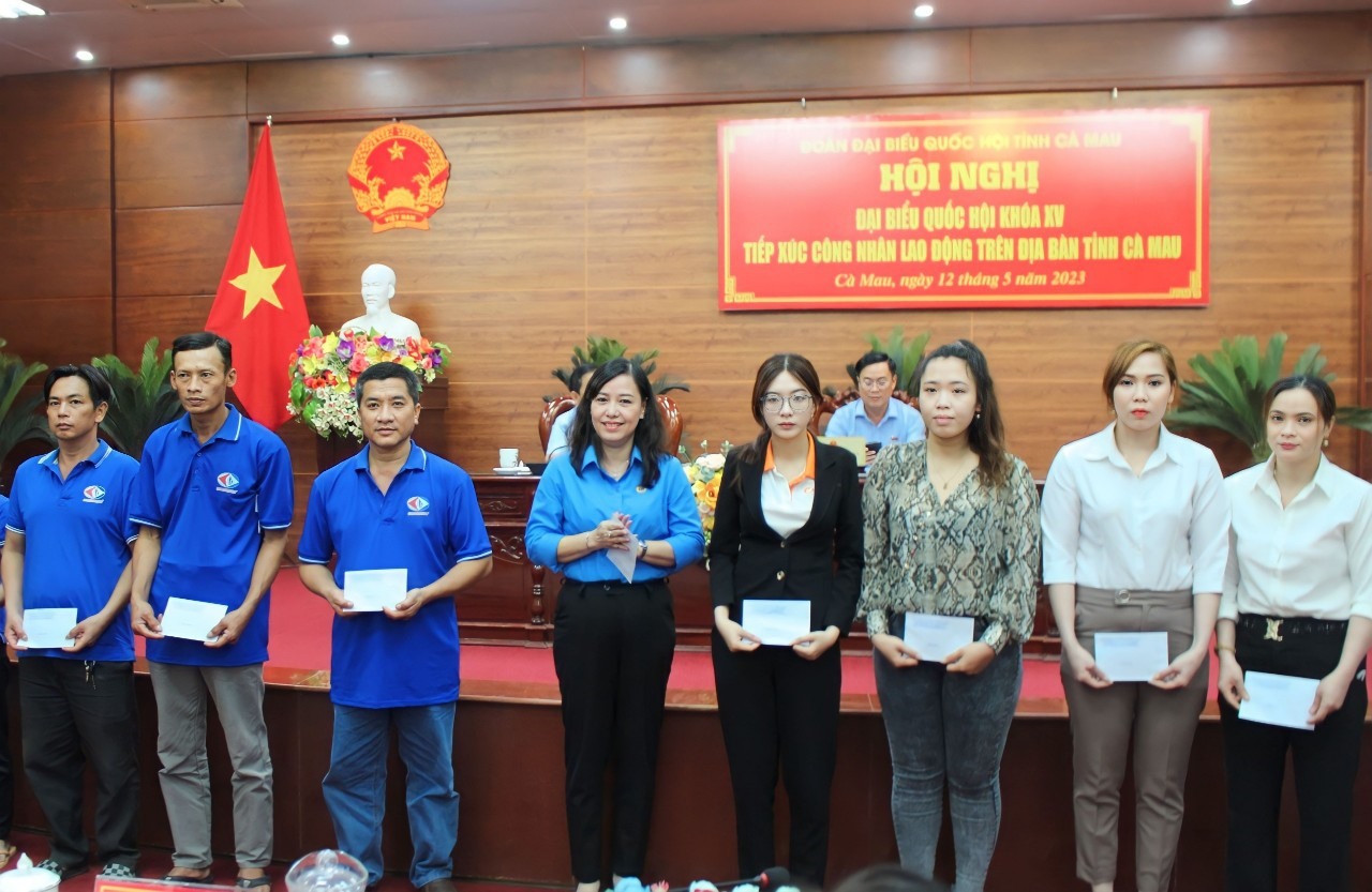 Đồng chí Huỳnh Út Mười - Chủ tịch LĐLĐ tỉnh Cà Mau tặng quà cho công nhân lao động tại hội nghị tiếp xúc cử tri. Ảnh: Thiệu Vũ
