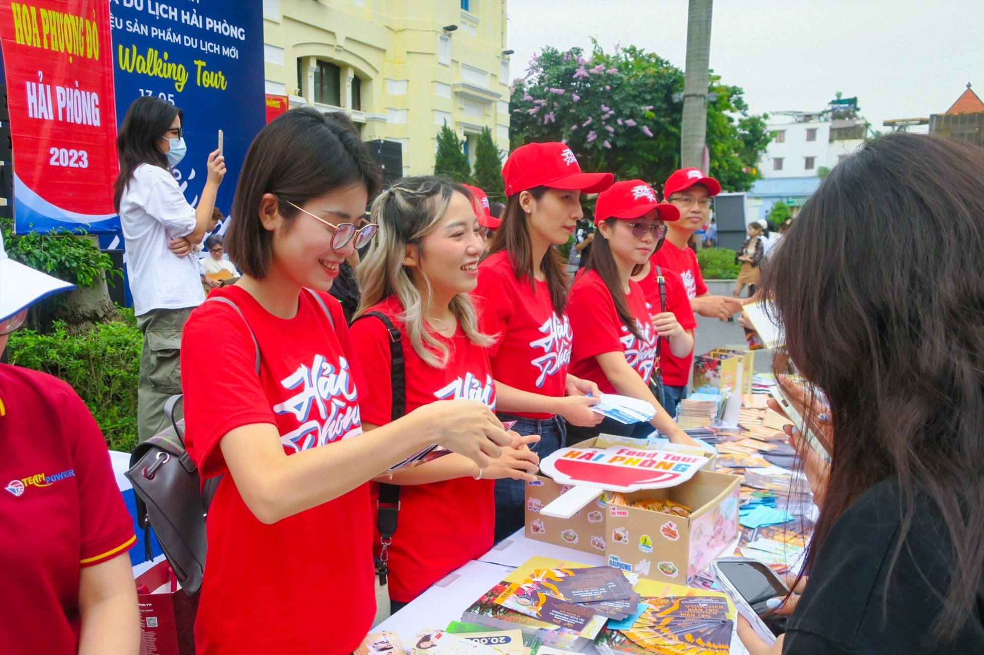 Quầy thông tin, giới thiệu sản phẩm và quảng bá du lịch tới du khách tại ga Hải Phòng ngày 13.5. Ảnh: Cổng TTĐT TP Hải Phòng