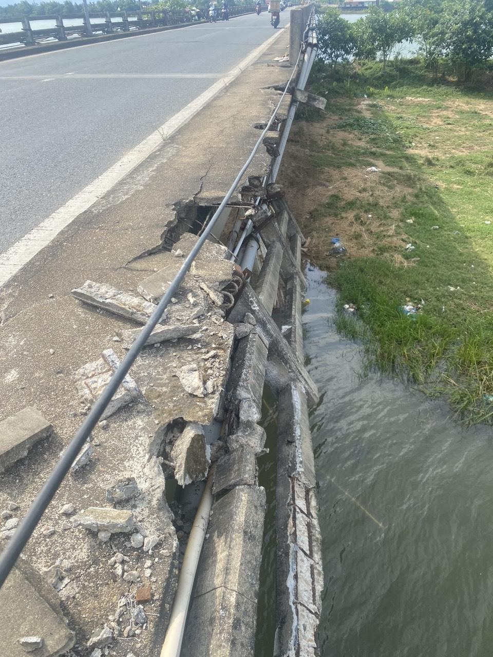 Vết đứt gãy hơn 10m, lộ lõi thép hoen gỉ trên lan can cầu Câu Lâu, Quảng Nam. Ảnh Hoàng Bin