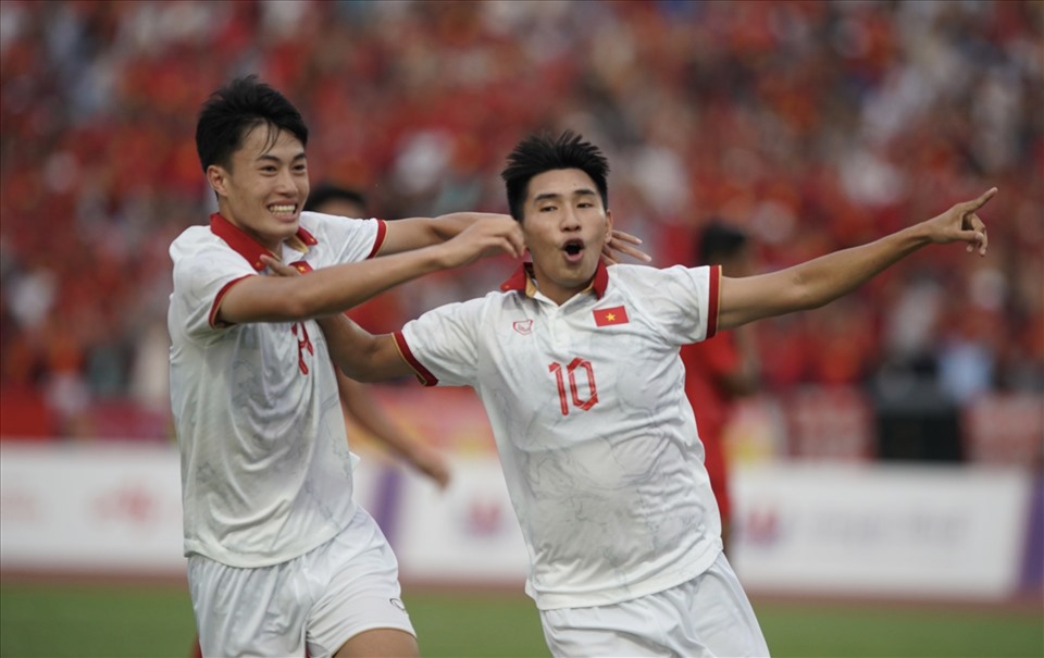 Niềm vui của các cầu thủ U22 Việt Nam khi hậu vê Armirudin phản lưới nhà ở phút 79 giúp nhà đương kim vô địch gỡ 2-2.