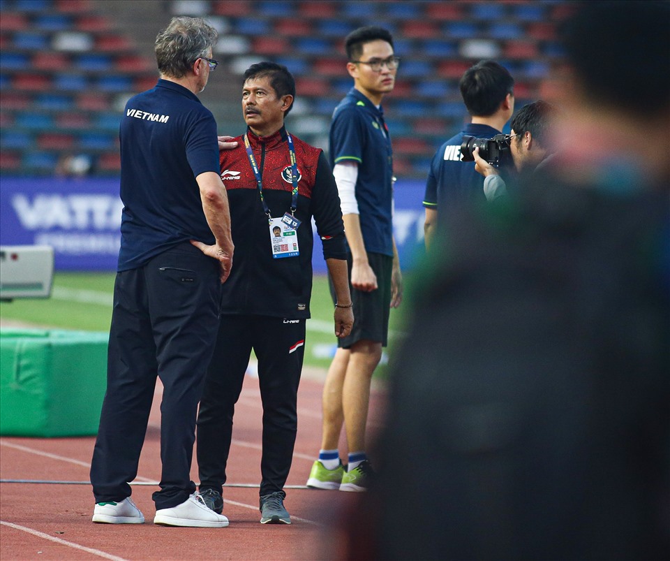 Huấn luyện viên Philippe Troussier gửi lời chúc mừng đến huấn luyện viên trưởng của U22 Indonesia. Cả 2 nán lại sân khá lâu để trò chuyện về trận đấu.