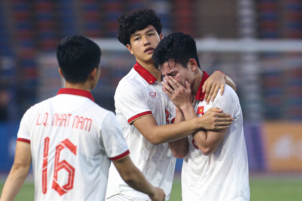 Tiếng còi kết thúc trận đấu vang lên cũng là lúc cầu thủ U22 Việt Nam chìm sau vào sự thất vọng.