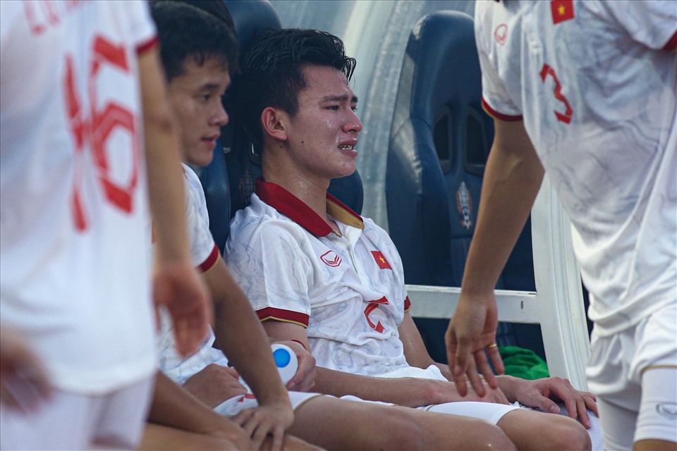 Phan Tuấn Tài và nhiều cầu thủ đã bật khóc khi bước vào khu cabin huấn luyện.